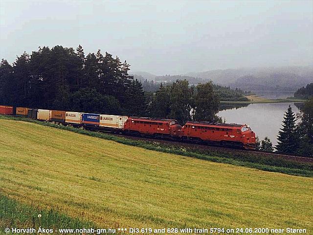 Train 5794 with Di3.619 and Di3.628, 2000-09-24   Photo: kos Horvth