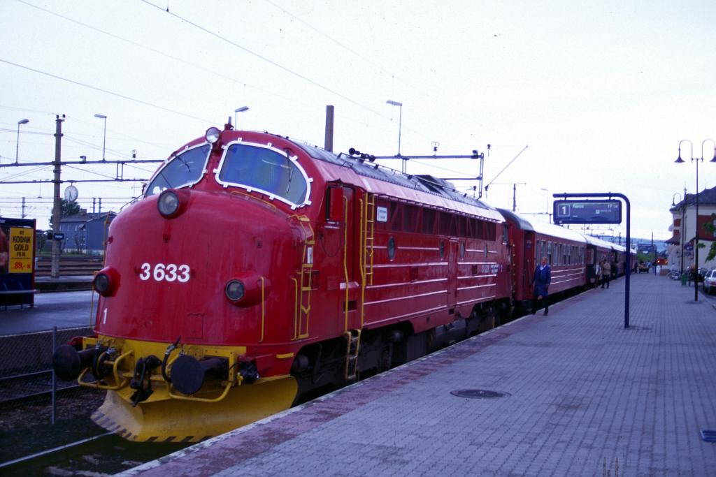 Hamar (train 377), 1995-07-03   Photo: Lolke Bijlsma