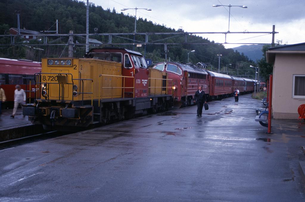 Di8.720 and Di3.620 with train 411 1999-08-08