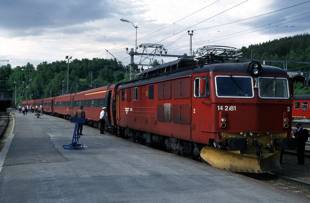 El14.2181 with express train 1995-06-27